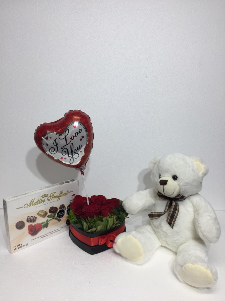 Caja corazn con 6 Rosas ms Bombones 165 Grs, Peluche Blanco 26 cm y Globito